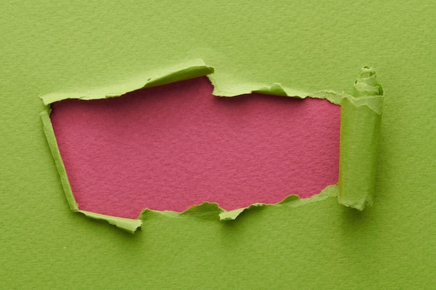 Rahmen aus zerrissenem Papier mit zerrissenen Kanten Fenster für Text mit Kopierraum rot burgundisch grün Farben Stücke von Notizbuchseiten Abstract Hintergrund