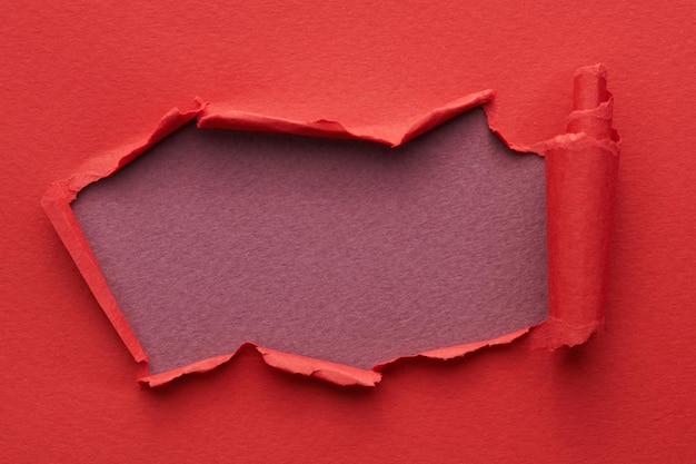 Rahmen aus zerrissenem Papier mit zerrissenen Kanten Fenster für Text mit Kopierraum rote burgundische Farben Stücke von Notizbüchern Abstract Hintergrund