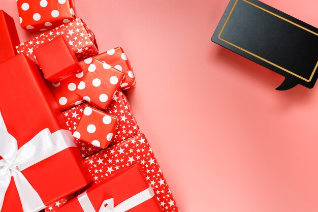 Rahmen der roten Geschenkboxen auf rosa Hintergrund mit Kopienraum für Text 11.11 Single's Day Sale.