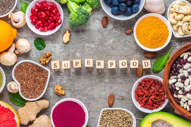 Rahmen der Superfood-Auswahl für sauberes Essen: Obst, Gemüse, Samen, Superfood, Nüsse, Beeren