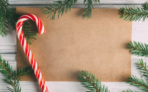 Rahmen der Zweige der Weihnachtsbaum und Kraftpapier Blatt nach der Mitte