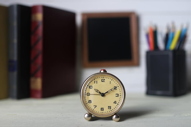 Rahmen für Lehrbücher und Uhr