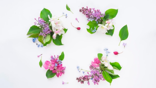 Rahmen ihrer verschiedenen zarten Frühlingsblumen