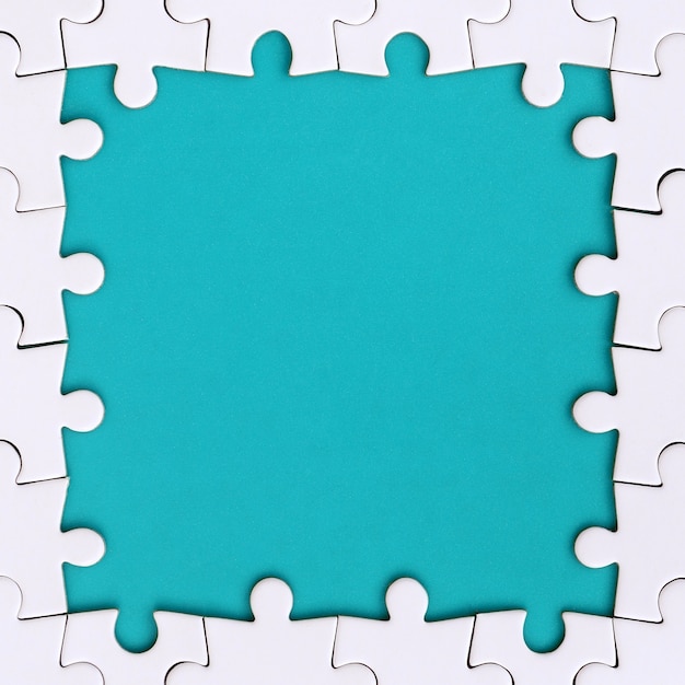 Rahmen in Form eines Rechtecks aus einem weißen Puzzle um den blauen Raum