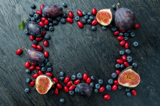 Foto rahmen mit beeren und feigen