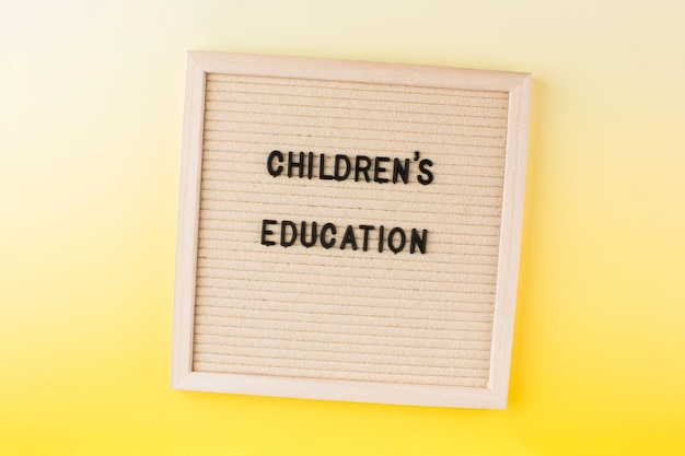 Rahmen mit Text CHILDREN39S EDUCATION auf gelbem Hintergrund