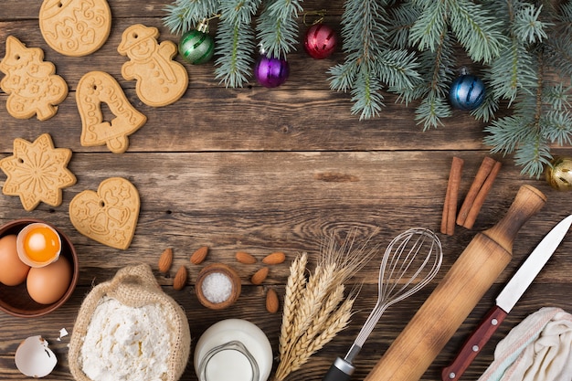 Rahmen mit Weihnachtszutaten und Dekoration