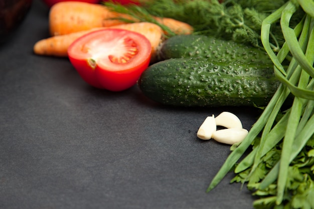 Rahmen von Gemüse. , Knoblauch, Petersilie, Gurke, Aubergine, Tomate und Dill. Draufsicht Banner