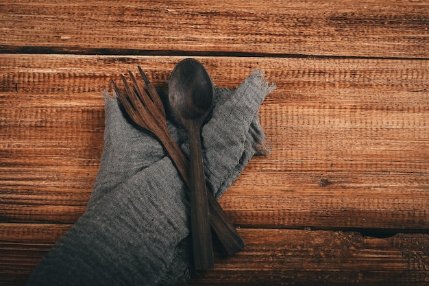 Rahmen von Lebensmittelzutaten zum Backen auf HolzhintergrundKochen flach liegend mit Kopierraum