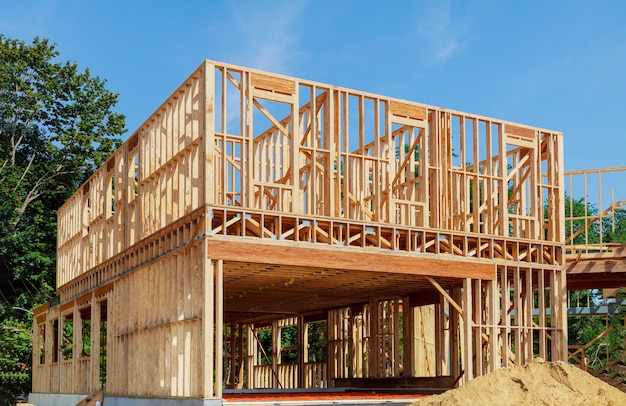 Rahmenbalken des neuen Hauses im Bauhausrahmen