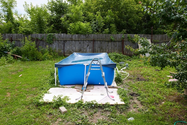 Rahmenpool auf der Liegewiese im Garten