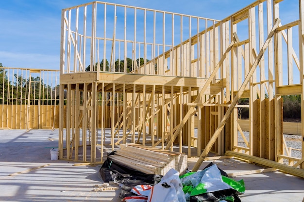 Rahmung des Balkenhauses am neuen Haus im Bau