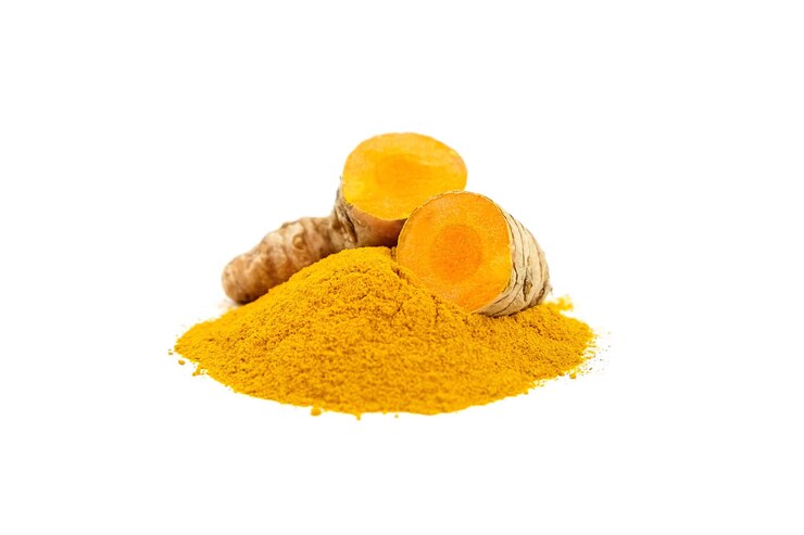 Raíces de cúrcuma y polvo aislado sobre fondo blanco. Rizoma de cúrcuma reducido a la mitad especia oriental