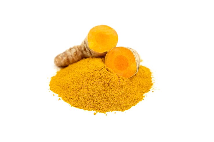 Raíces de cúrcuma y polvo aislado sobre fondo blanco. Rizoma de cúrcuma reducido a la mitad especia oriental