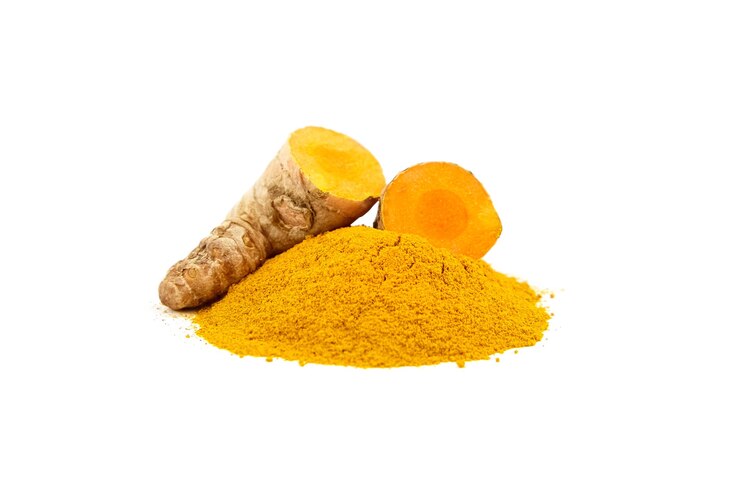 Raíces de cúrcuma y polvo aislado sobre fondo blanco.