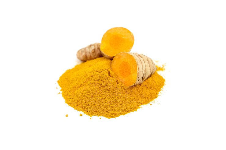 Raíces de cúrcuma y polvo aislado