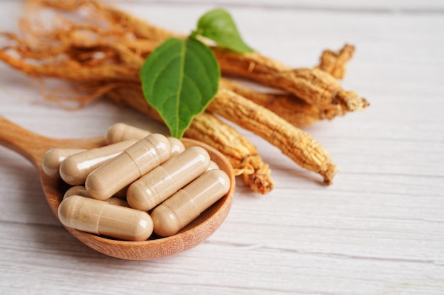 Raíces de ginseng y alimentos saludables de hoja verde