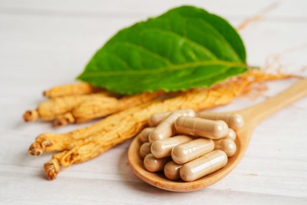 Raíces de ginseng y alimentos saludables de hoja verde