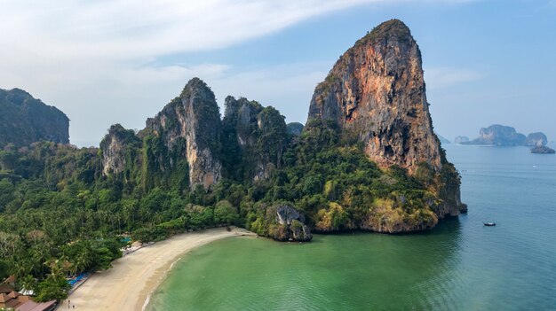 Railay Strand in Thailand, Provinz Krabi, Luftvogelansicht der tropischen Strände von Railay und Pranang mit Felsen und Palmen, Küste der Andamanensee von oben