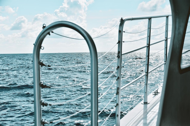 Foto raíles en la cubierta de un barco en el océano