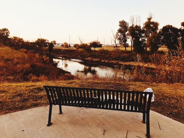 Railing por el río contra el cielo despejado