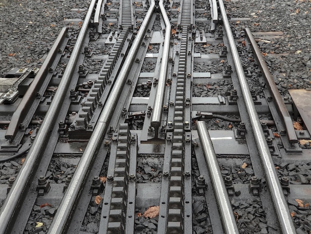 Railroad Tracks Railroad Switcher Schienen und Kreuzung auf Anstieg in den Bergen