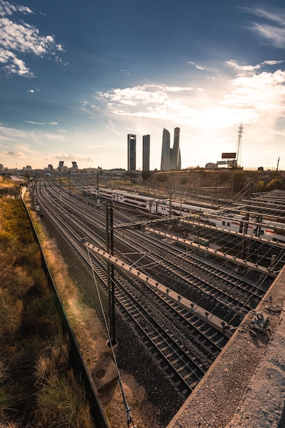 Railyard e quatro torres icônicas em Madrid, Espanha.
