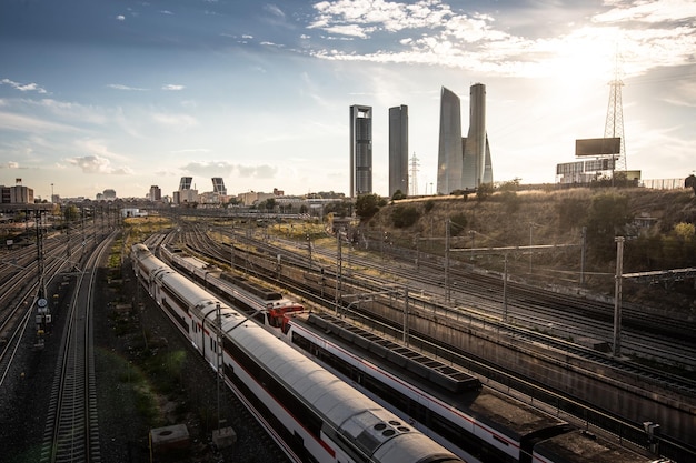 Railyard und vier ikonische Türme in Madrid, Spanien.