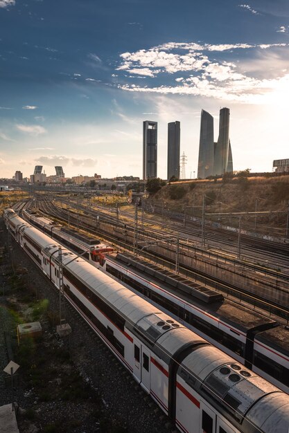 Railyard und vier ikonische Türme in Madrid, Spanien.