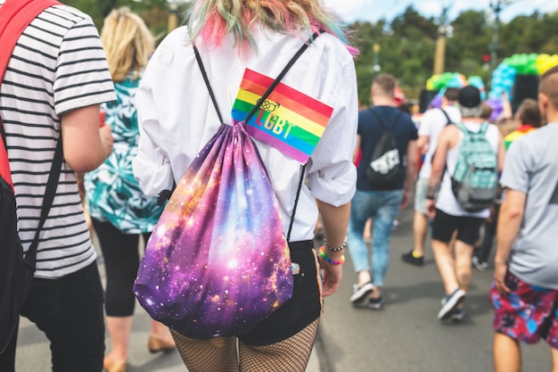 Rainbow bandera de LGBT en una mochila de una niña.