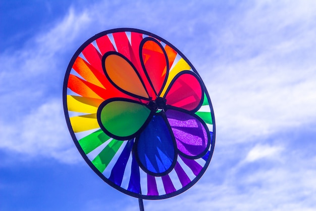 Rainbow lgbt orgullo spinning pinwheel. Símbolo de las minorías sexuales, gays y lesbianas.