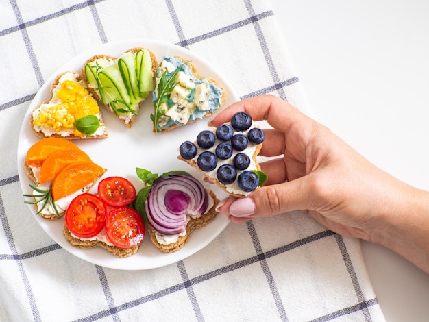 Rainbow Sandwiches Herzform auf weißem Tisch