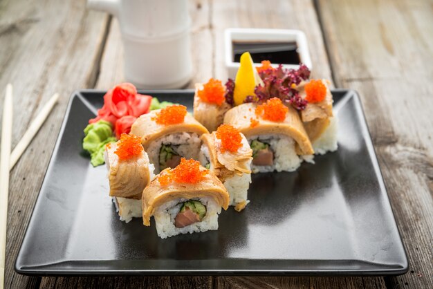 Rainbow sushi roll com salmão, enguia, atum, abacate, camarão real, cream cheese philadelphia, caviar tobica, chuka. menu de sushi. comida japonesa.