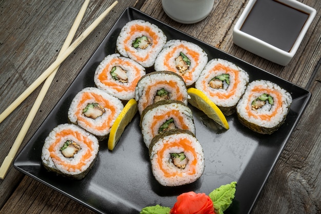 Rainbow Sushi Roll con salmón, anguila, atún, aguacate, langostino real, queso crema Philadelphia, caviar tobica, chuka. Menú de sushi. Comida japonesa.