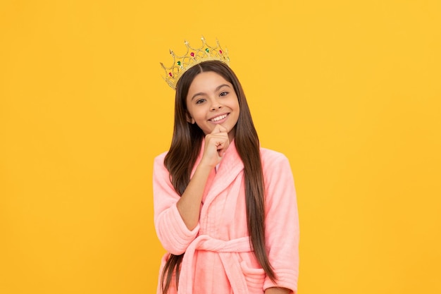 Rainha criança em pijamas aconchegantes. roupão de banho confortável para casa. egoísmo e egoísmo. feliz menina adolescente egocêntrica na coroa. felicidade infantil. bom Dia. beleza da princesa. criança egoísta usa diadema.