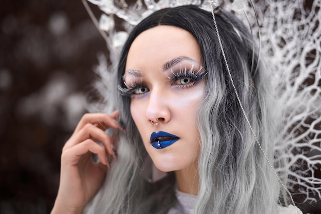 Rainha da neve cosplay na floresta no inverno