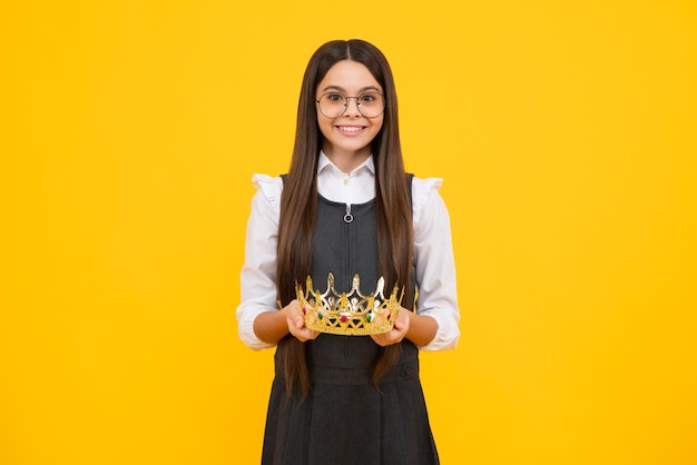 Rainha de beleza adolescente usa coroa Criança em diadema de princesa Garota feliz enfrenta emoções positivas e sorridentes