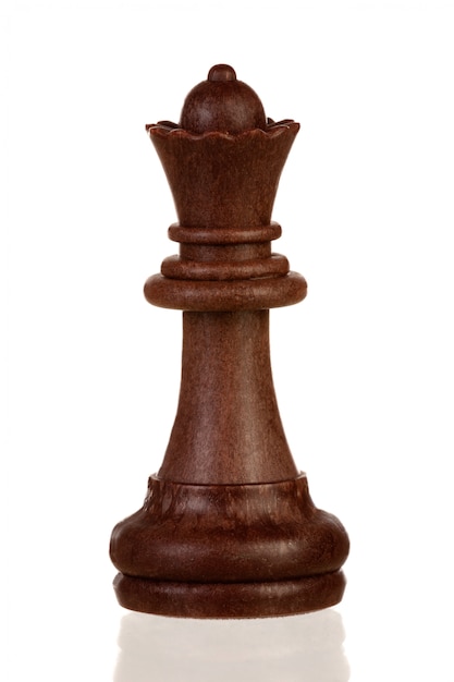 Foto rainha marrom de madeira, peça de xadrez