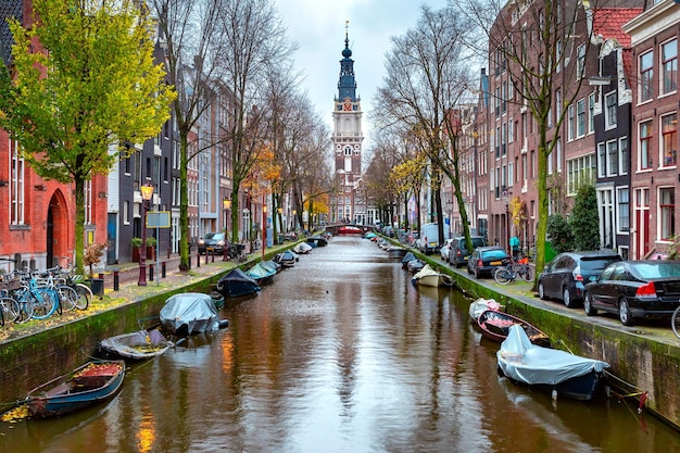 Rainy amsterdam canal groenburgwal con iglesia meridional zuiderkerk holanda países bajos