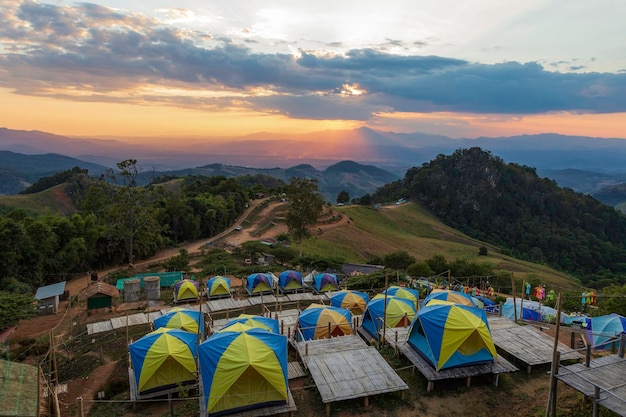 Raio de sol nas montanhas e névoa na província de Doi Samer Dao Nan, Tailândia