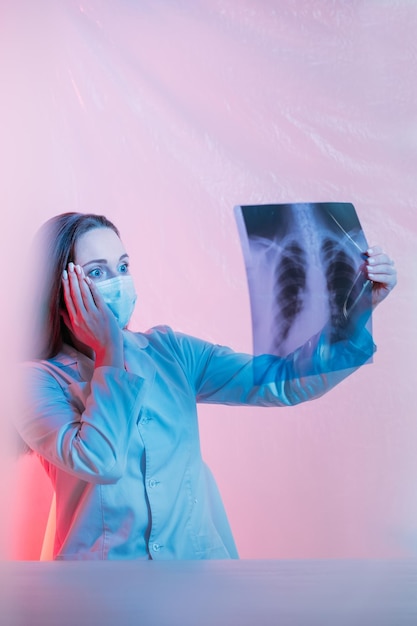 Raio X do tórax do radiologista com medo diagnóstico do pulmão