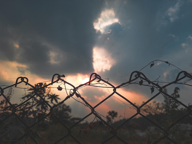 Foto raios celestiais um céu dramático ao pôr-do-sol