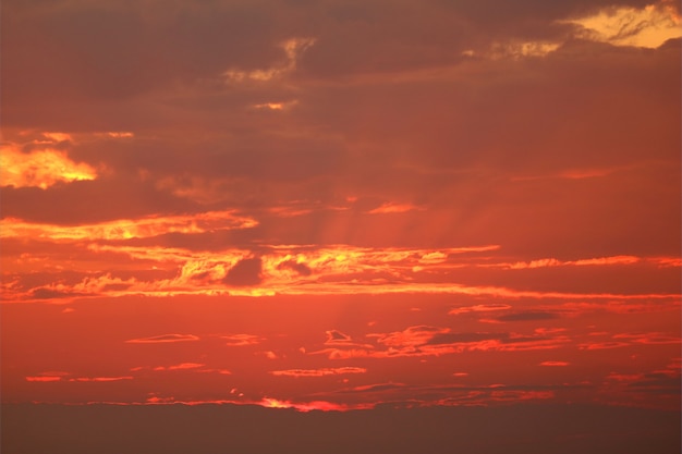 Raios crepusculares ou raios divinos no lindo céu dourado do pôr do sol