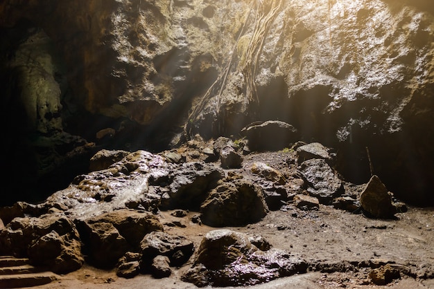 Foto raios de luz dentro da caverna