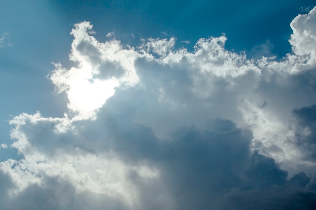 Raios de luz no céu azul temperamental dramático