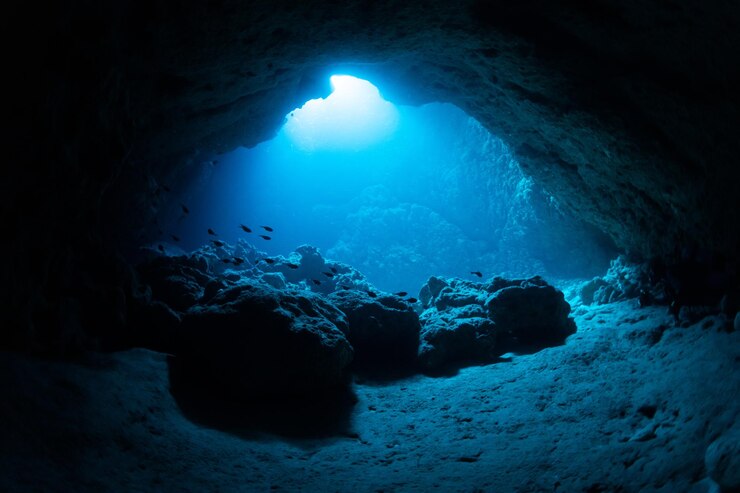 Foto raios de luz solar na caverna subaquática