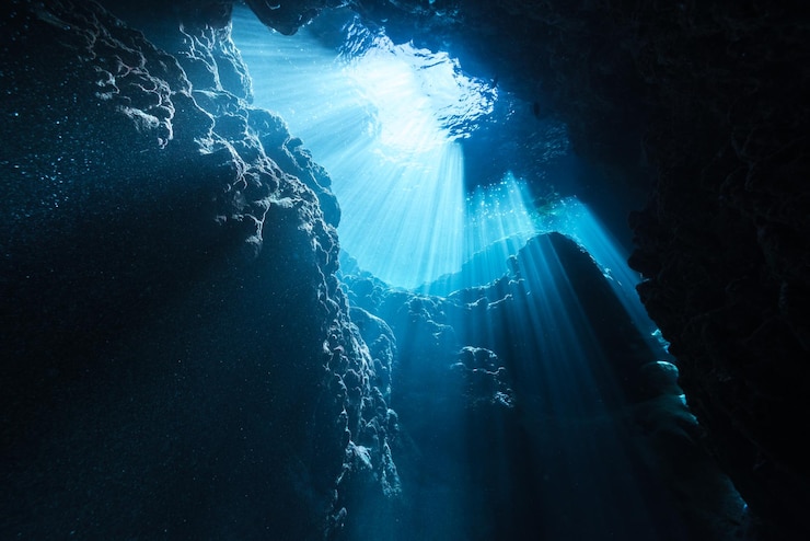 Foto raios de luz solar na caverna subaquática