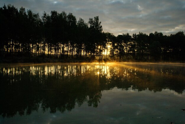 Raios de sol da manhã na água de um pequeno lago. Região de Moscow. Rússia