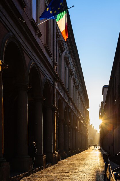 Raios de sol iluminam a Via Zamboni em Bolonha