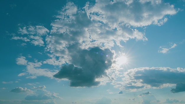 Raios de sol ou raios com nuvens durante o dia céu azul dramático com sol brilhando com nuvens